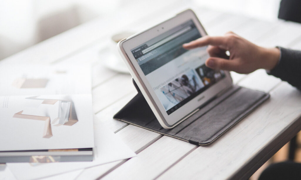 How can geolocation be utilized for mobile application marketing?